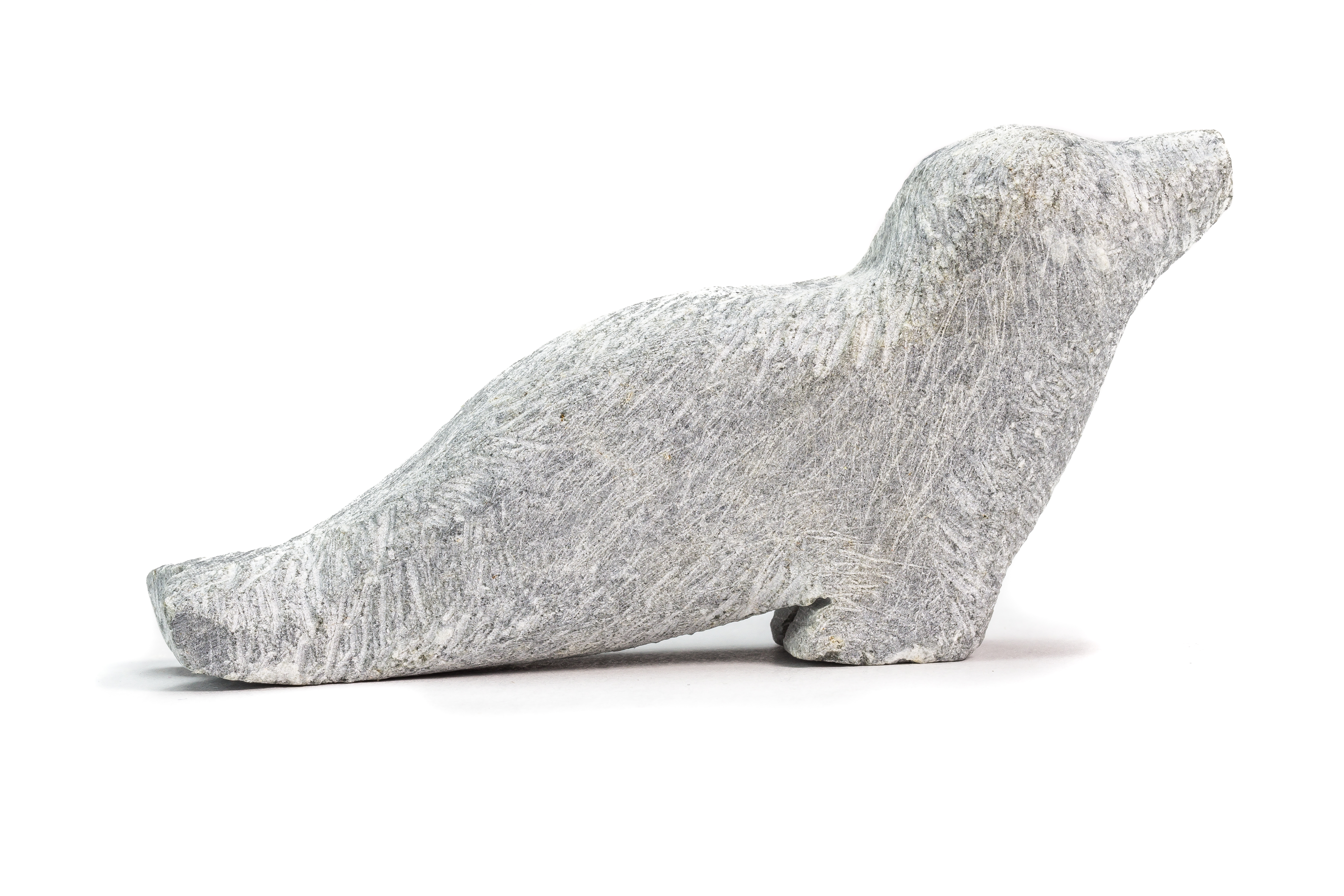 Première phase de la sculpture d'un phoque sur de la pierre à savon