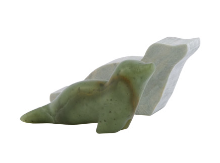 Deux phases de la sculpture d'un phoque avec de la pierre à savon