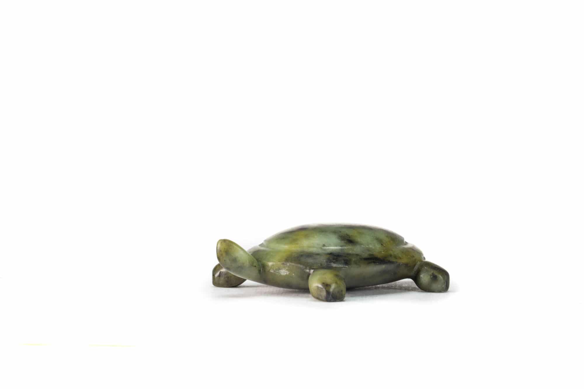 Une tortue sculptée sur de la pierre à savon