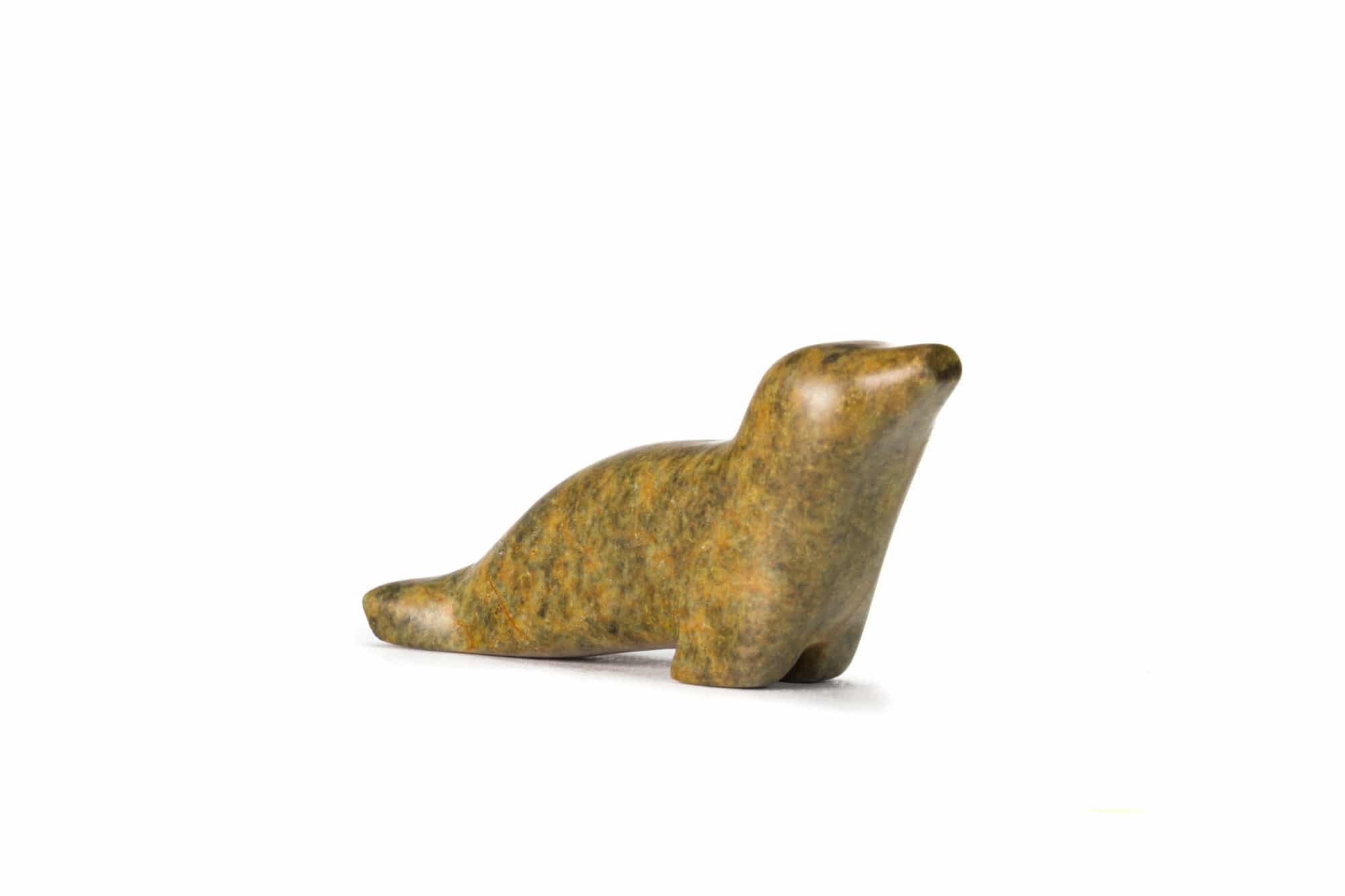 Un phoque sculpté sur de la pierre à savon