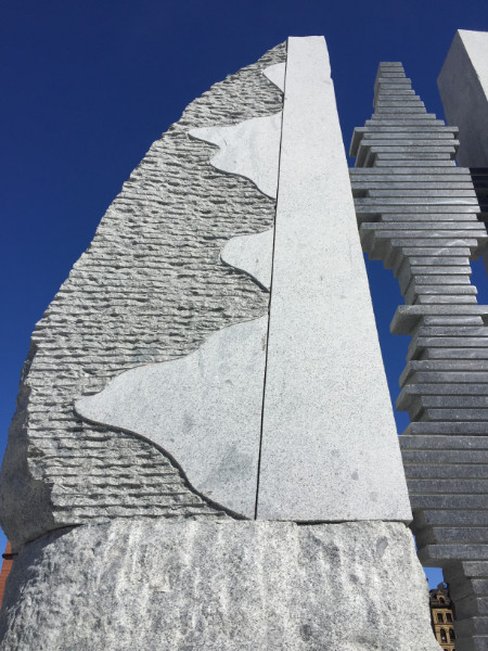 Sculpture finale sous un ciel bleu