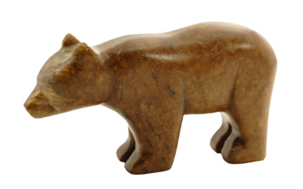 Un ours sculpté sur de la pierre à savon