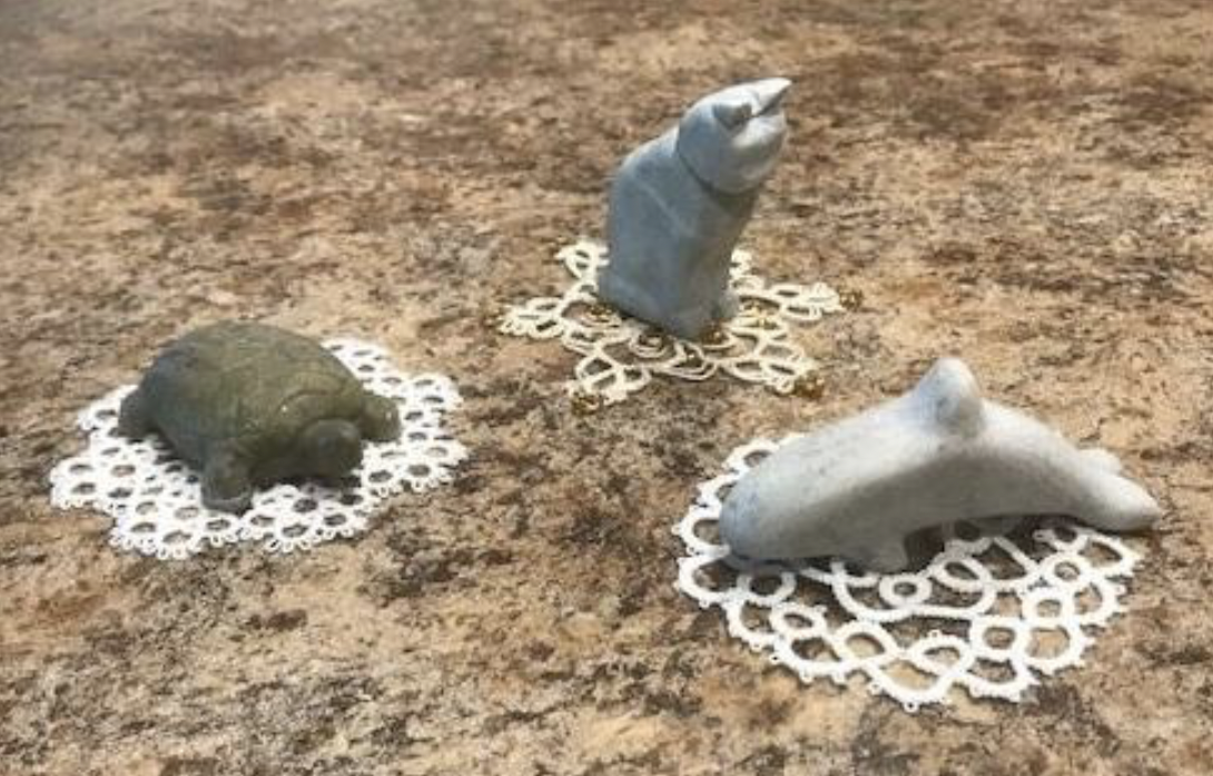 Chat, orque et tortue sculptés sur pierre