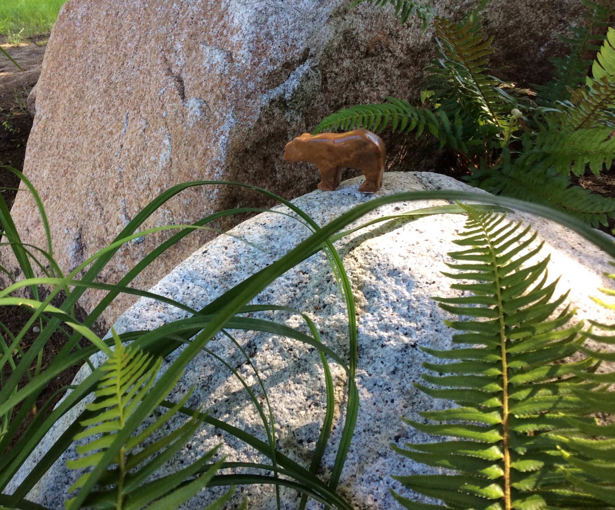 Sculpture d'un ours en pierre à savon sur un rocher 