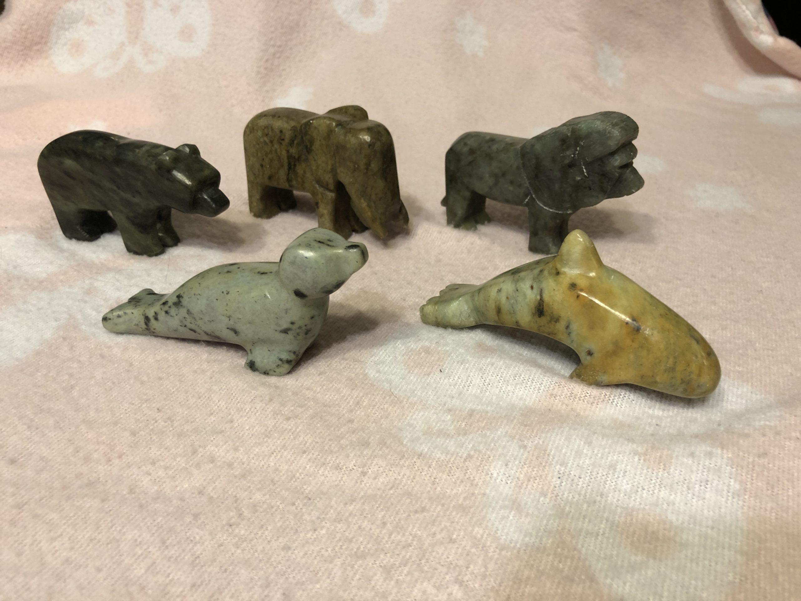 Sculpture de cinq animaux en pierre à savon